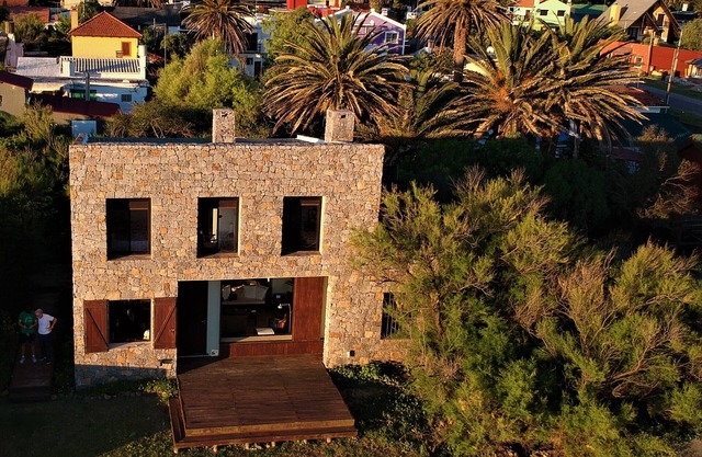 Spectacular house directly on the sea