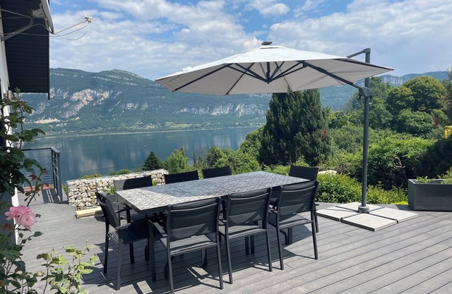 Spectacular Lake View Luxury Villa in Conjux