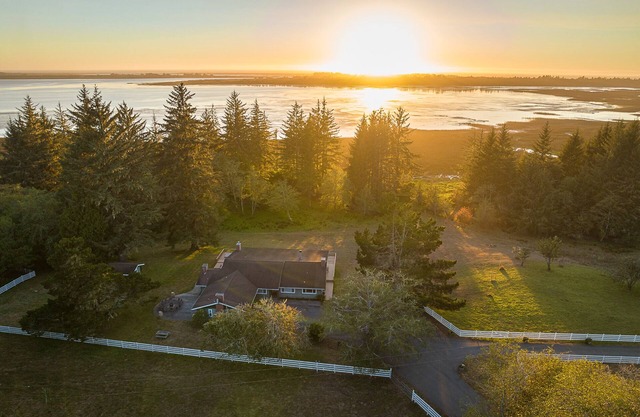 Spectacular Lakefront Ranch Estate in Redwoods, 153 Acre Retreat