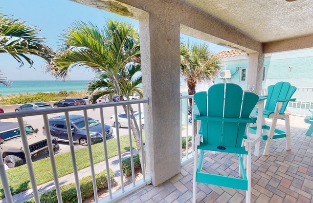 Spectacular Location on Pass-A-Grille! Near Restaurants. Pool. Beach Views. Free City Parking Pass.