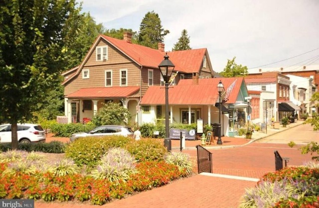 Spectacular Location: State Circle Apartment