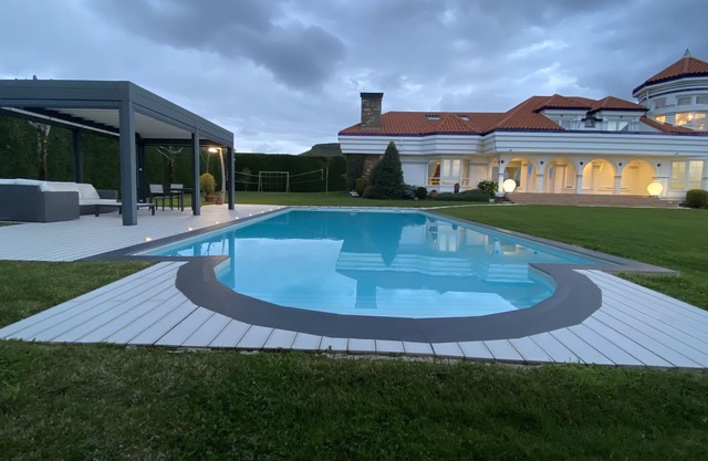 Spectacular luxury housing with swimming pool, private garden.