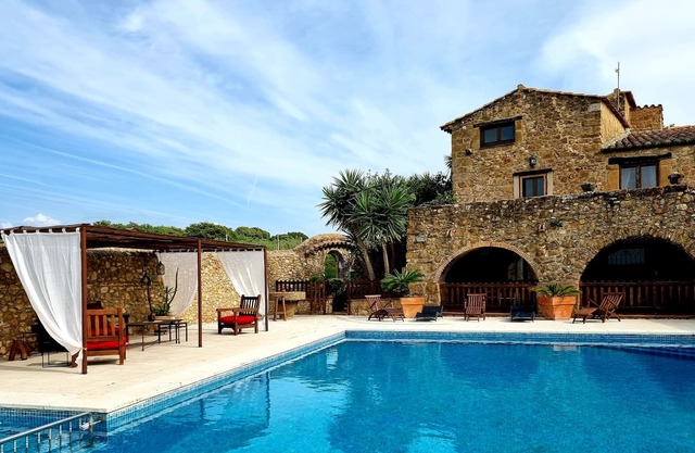 SPECTACULAR MAS OF THE XVII th OVER 1000M2 BETWEEN SEA AND MOUNTAIN COSTA BRAVA