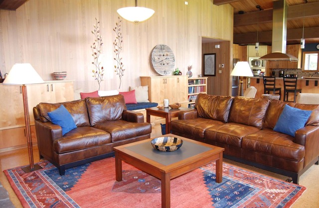 Spectacular Mount Hood View Home-Sleeps 10