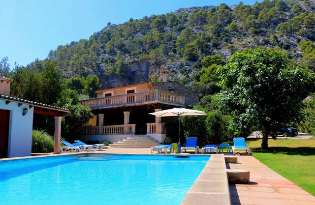 Spectacular Mountain Views and Large Pool With Spacious fully A/C Accommodation