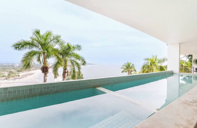 Spectacular oceanfront apartment, ideal for families and friends!