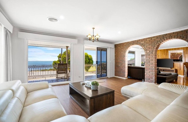 Spectacular ocean view w/woodfire oven and BBQ