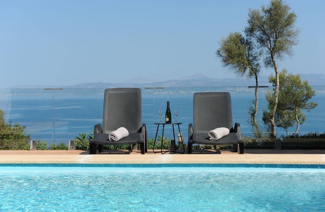 Spectacular Ocean Views and Sunsets. Pool and Barbecue. Golf 4 kms