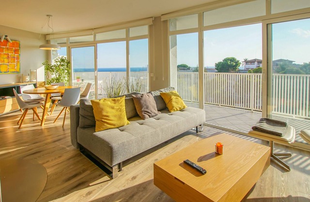 Spectacular renovated penthouse with pool and terrace overlooking the sea