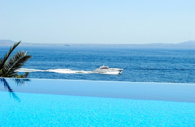 Spectacular Sea Front, Beach 5 mins walk, Large Heated Jacuzzi