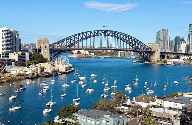 Spectacular Sydney Harbour Views - Modern 1 bedroom apt with private balcony.
