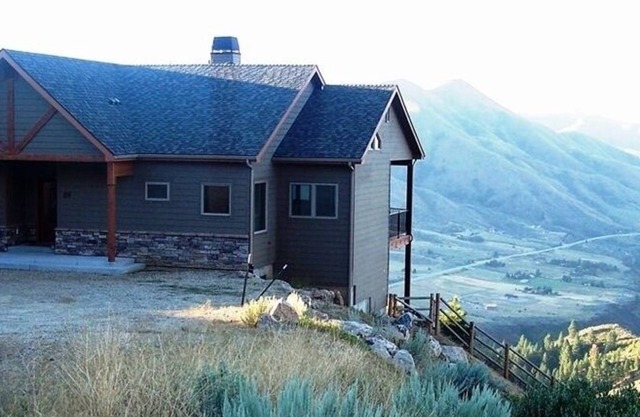 Spectacular views and rural life, yet close to Boise