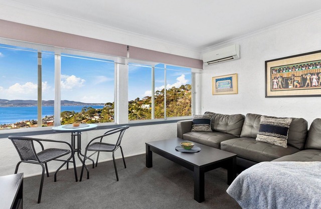 Spectacular Views - 1 Bedroom - Free Parking - Mount Nelson