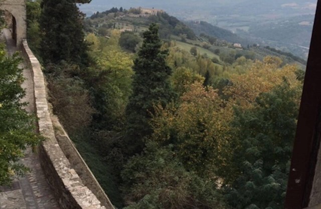 Spectacular Views - Charming House in Central Todi