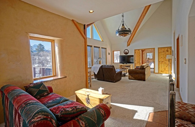 Spectacular Views! Comfortable, Spacious, Family Friendly Home-3 bedroom, 3 bath