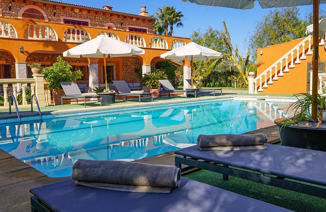 Spectacular villa in the center of Mallorca with heated pool, bbq and internet.
