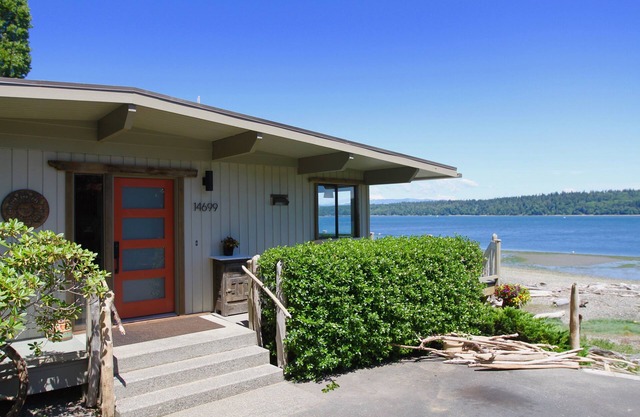 Spectacular Waterfront Home – Family Friendly – Deception Pass/Anacortes