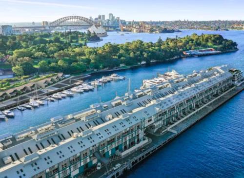 Spectacular Waterfront with Cosmopolitan Lifestyle