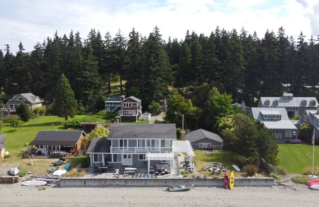 Spectacular Whidbey Island Beach Front Estate - on sandy Mutiny Bay