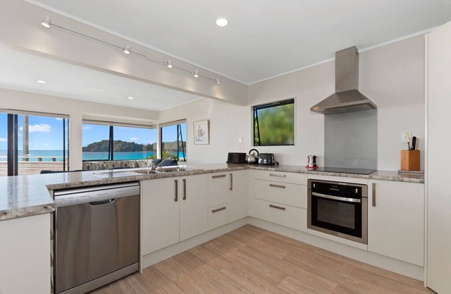 Spectacular Woolleys Bay - Matapouri Holiday Home