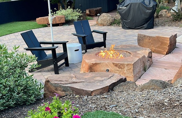 Spectacular Yard Fire Pit 3 Blocks to Dwntn Williams Rt 66 Guest Favorite