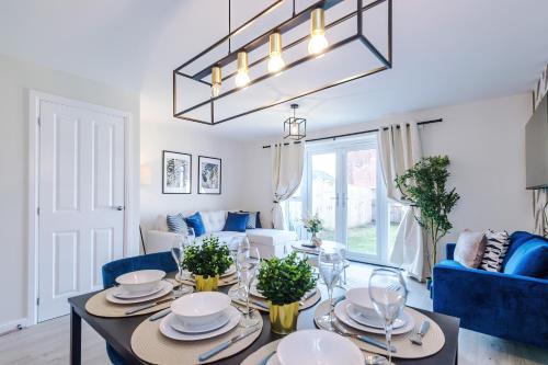 Speke - Walk 2 JLR Halewood Airport - 5 Beds, Driveway fits 2 - 3 Bedrooms 3 WC-Speke Boulevard-South Liverpool-Sleeps 9 - Fully Equipped- Docks- Waterfront Bank Arena Liverpool by Arz Stays