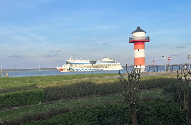 Spektakulärer Elbblick Direkt Aufs Wasser aus der Wohnung Oder von den Balkonen