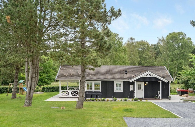 Spend a relaxing vacation in this inviting cottage with jacuzzi.