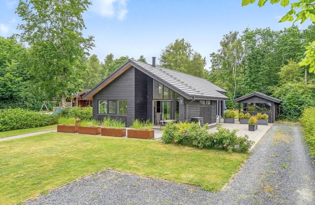 Spend a wonderful holiday in this holiday home in the 2nd row to the lake.