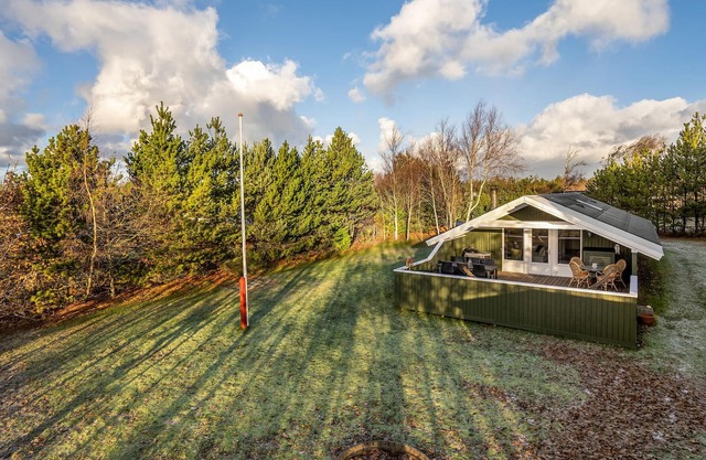 Spend a wonderful vacation with the whole family and your dog in this cozy cottage.