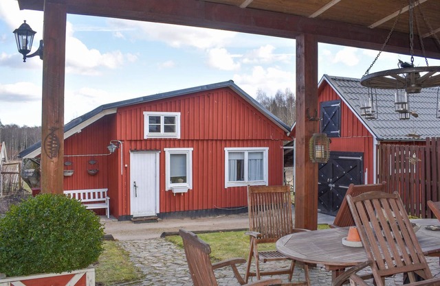 Spend an unforgettable time in this inviting cottage with beautiful views of the countryside.