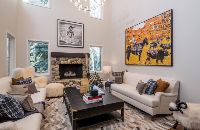 Spend Summer with us in Sun Valley! Newly Furnished 4 Bedroom Home with Hot Tub