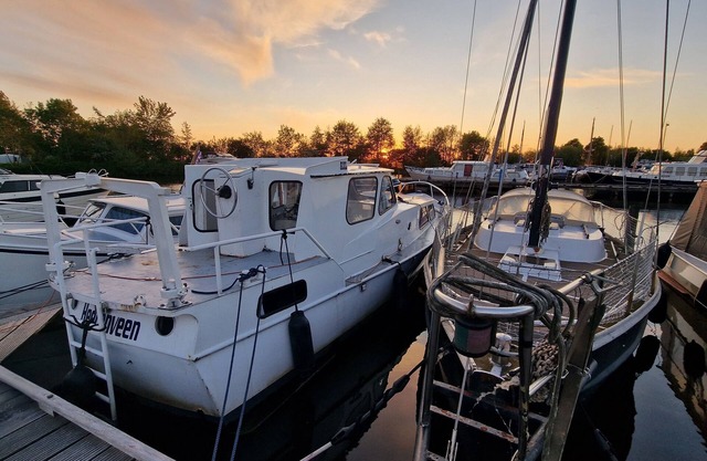 Spend the night on a boat near Sneek, Joure & Heerenveen