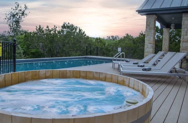 Spicewood Lodge w/Pool, HotTub