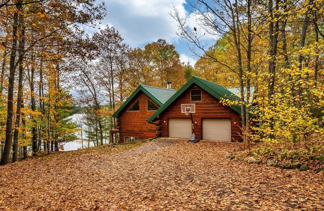 Spiderlake Retreat Log Cabin LakeHouse w/private Pier 4BR 3BA