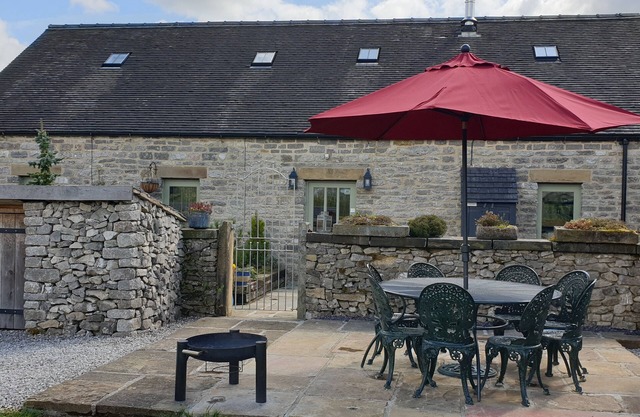 SPINGLE BARN, pet friendly, luxury holiday cottage in Monyash