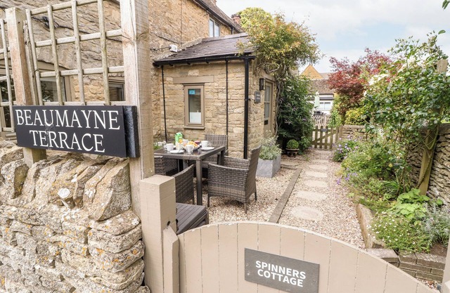 SPINNERS COTTAGE, pet friendly, with open fire in Stow-On-The-Wold