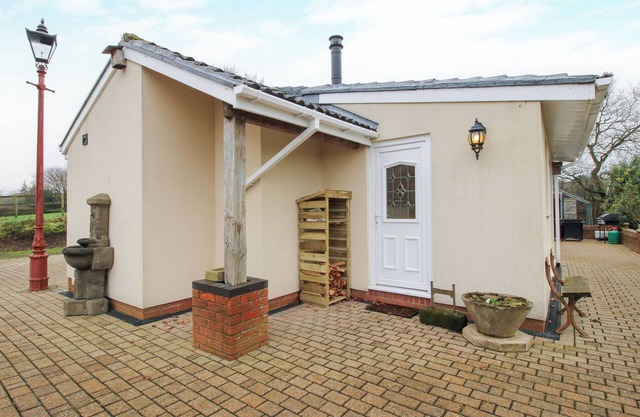 SPITFIRE LODGE, romantic, with hot tub in Loggerheads, Staffordshire