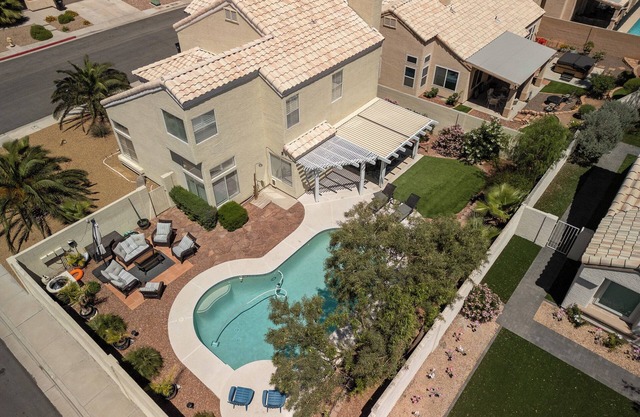 SPLASH into FUN! Private yard Htd POOL, BBQ, PETs OK, 10 Min to Strip