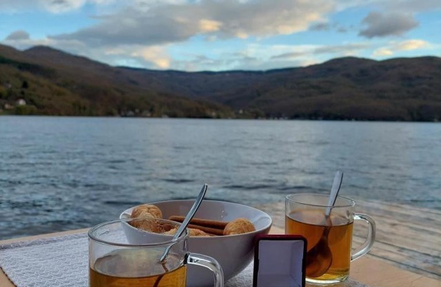 Splav Wake at the lake