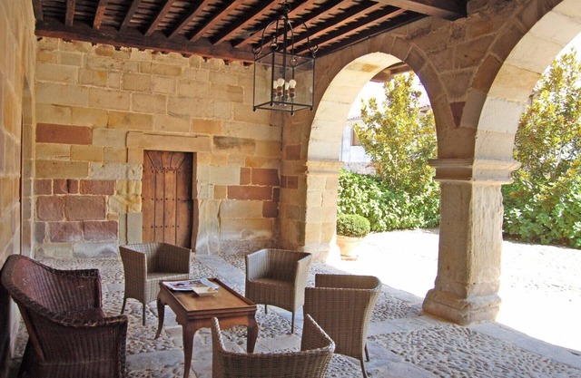 Splendid 18th-century manor house, restored with all services