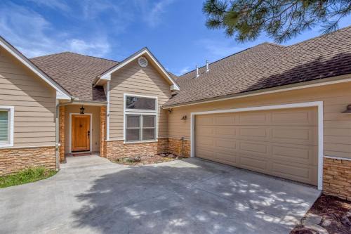 Splendid 3BR Cottage Sleeps 10 Ideal Location for Key Attractions Great Value Lots of Amenities