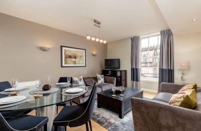 Splendid Apartment by Edinburgh Castle