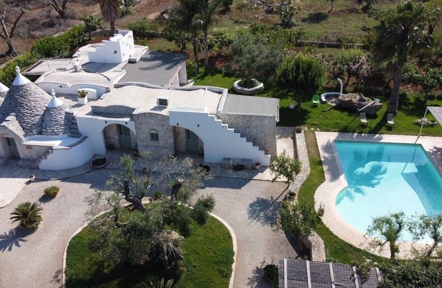 Splendid property with swimming pool -Trullo Petra Nera - in Apulia
