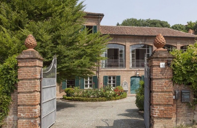 Splendid late nineteenth century villa on the hills of the Langhe and Monferrato.