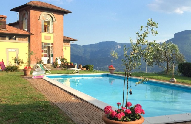 Splendid Liberty villa overlooking the lush green Tuscan valleys and mountains