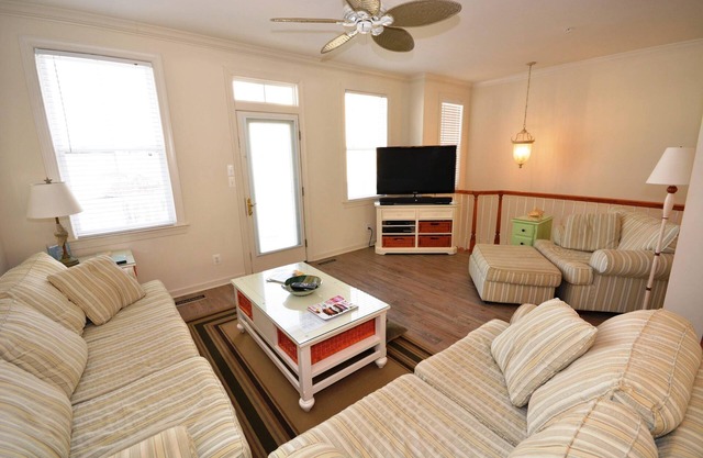 Splendid Luxury 5 Bedroom Townhouse with WiFi In Gated Community On Bayside With Indoor/Outdoor Pools, Private Beaches, Restaurant, And More Just Ten Minutes From Beach!