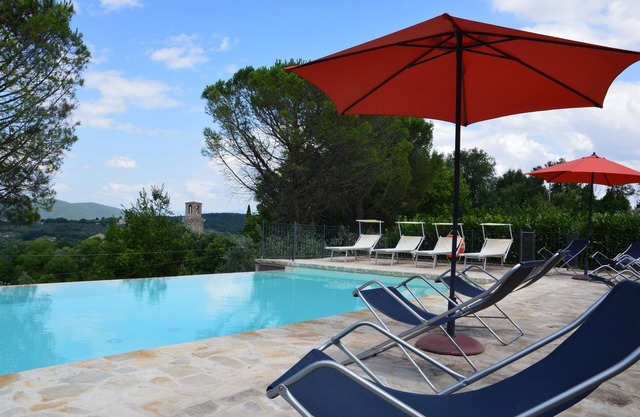 Splendid private villa for 12 people with swimming pool and olive trees