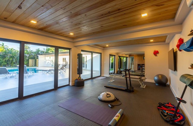 Splendid Renovated Villa w/GYM+BKB Ct+Fire Pit+Heated Pool