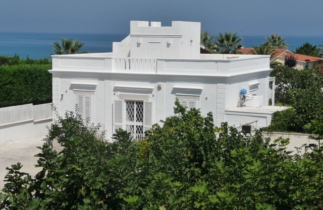 Splendid restored antique villa 150 meters from the sea. Three rooms